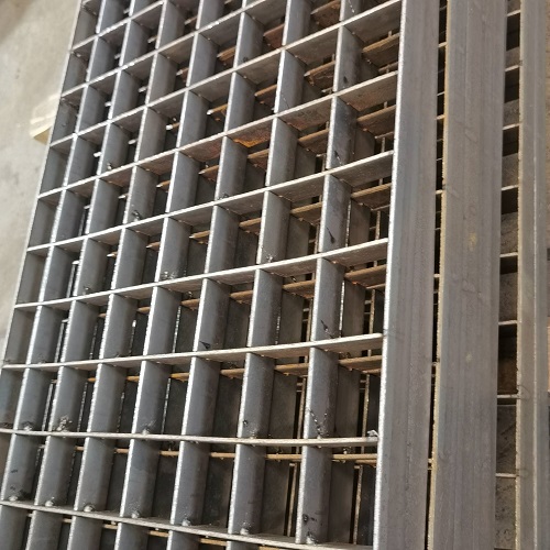 插接鋼格板、互插鋼格柵板：綠色環(huán)?？苫厥? /> 
</p>
（一）節(jié)能生產(chǎn)工藝<br />
先進的加工設備<br />
在<strong><a href=