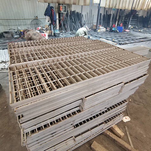 化工廠用不銹鋼鋼格板鋼格柵：防滑、防腐相結(jié)合