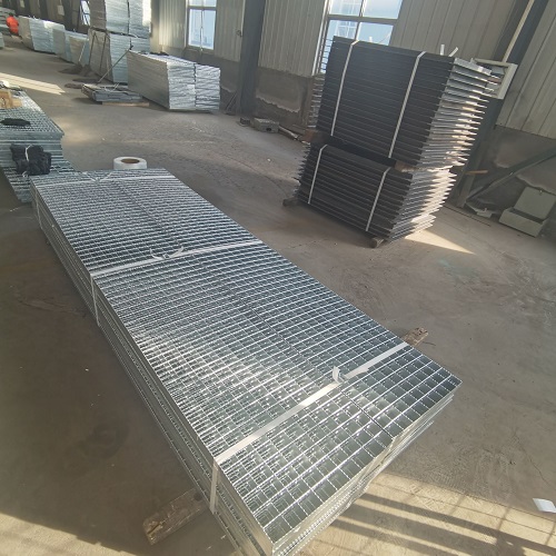 鍍鋅鋼格柵板惡劣環(huán)境下的表現(xiàn)