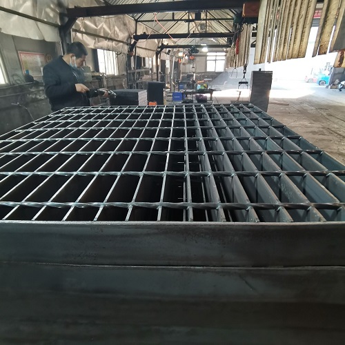 高空用平臺(tái)鋼格板邊緣處理至關(guān)重要