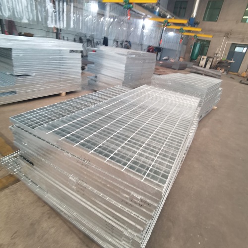 污水處理廠鋼格板如何選？防滑耐腐是關(guān)鍵！