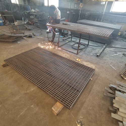 地鐵站臺(tái)鋼格板防滑處理：避免雨天事故！