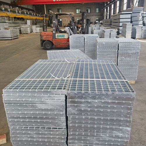 鋼格板表面處理方式對(duì)比：噴漆、鍍鋅、不銹鋼哪種更耐用？