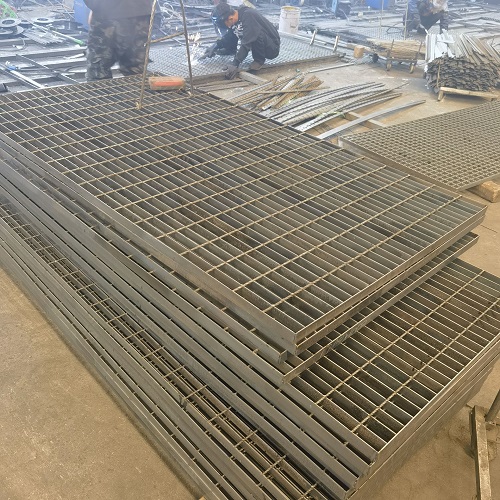 高空作業(yè)平臺專用鋼格板：安全承重設計全解析！