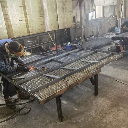 鋼格柵尺寸測量的隱形陷阱：90%的人栽在這些細(xì)節(jié)上