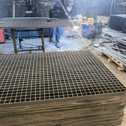 鋼格柵選購雷區(qū)：這 5 種產(chǎn)品再便宜也別買